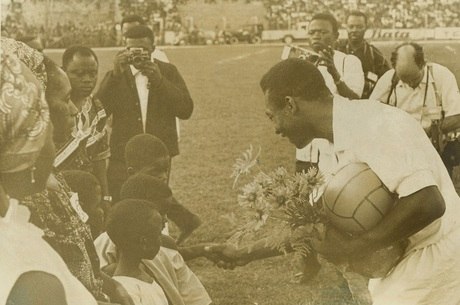 Pelé visitó África y detuvo una guerra.