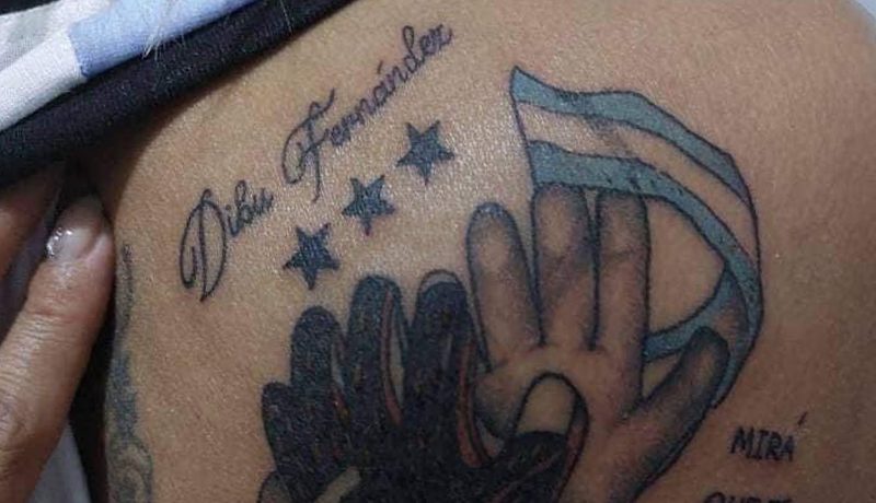 Fanática argentina se corrige el tatuaje del "Dibu Fernández"