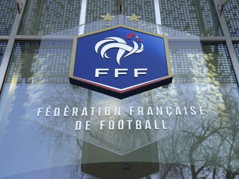 Presidente de la Federación Francesa de Fútbol fue despedido tras polémica con Zidane.