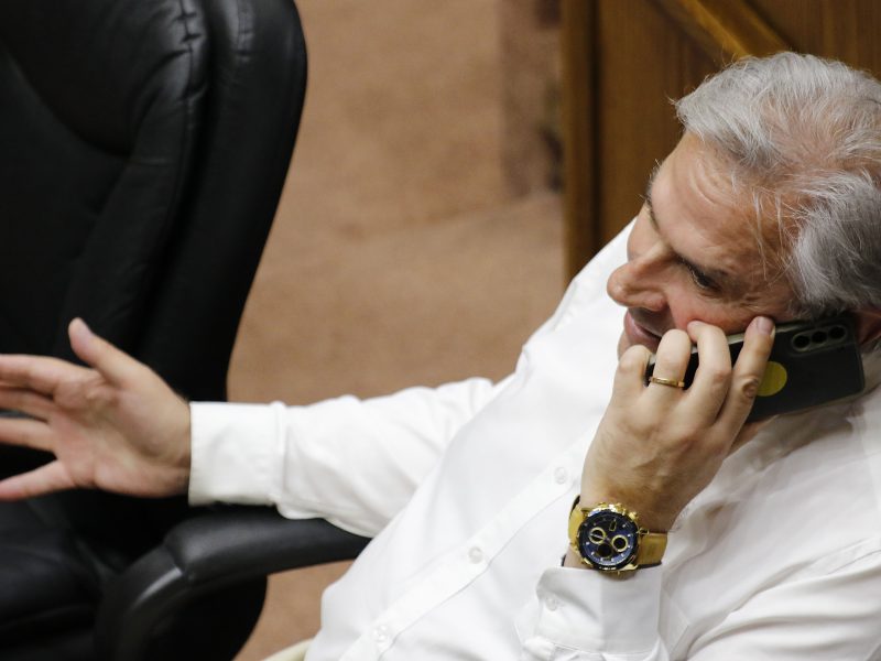 Senador Moreira hablando por teléfono