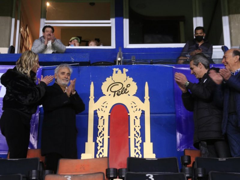 Pachuca inaugura trono de Pelé en su estadio.