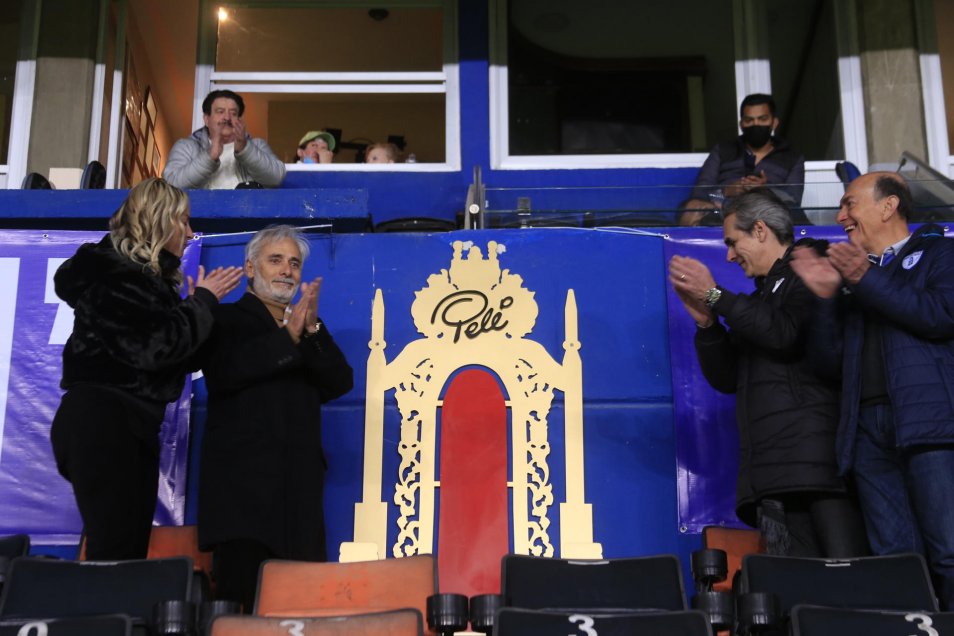 Pachuca inaugura trono de Pelé en su estadio.