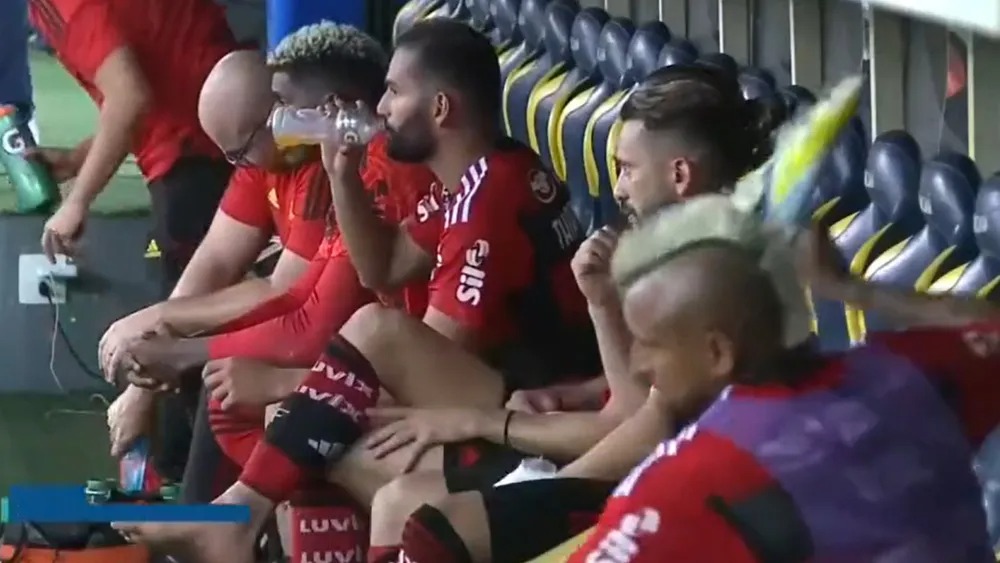 Arturo Vidal explotó de furia tras no ingresar en el Flamengo.
