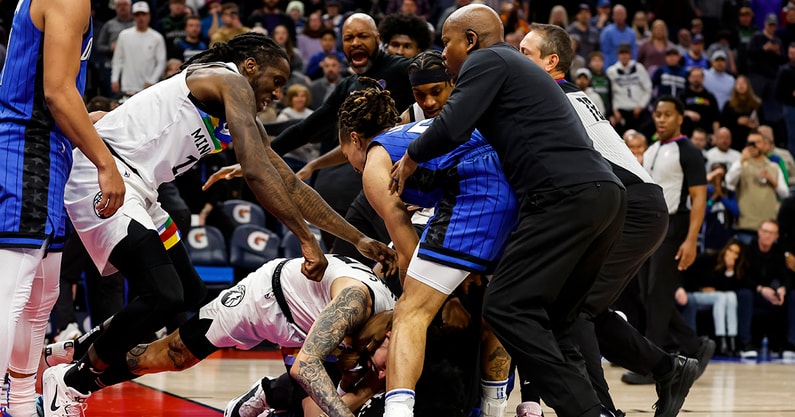 La brutal pelea entre Mo Bamba y Rivers en la NBA.