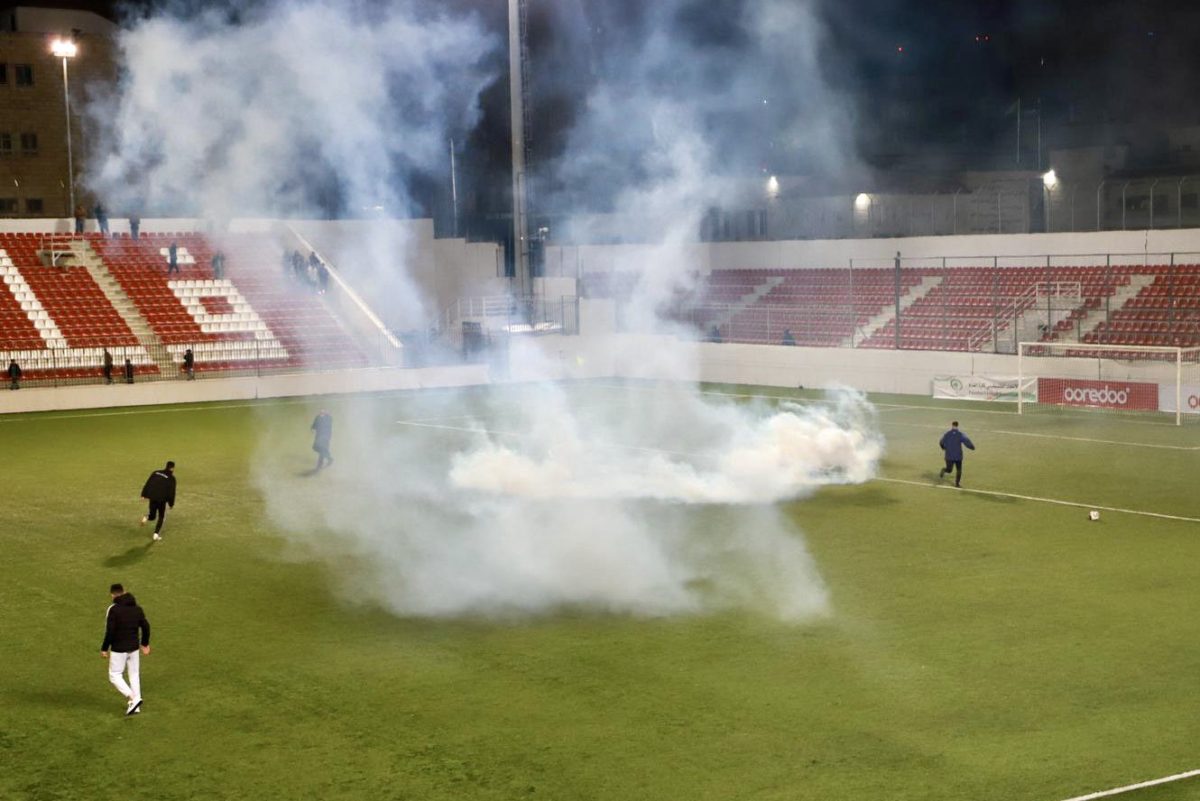 Ejército de Israel interrumpe partido de la Copa de Palestina con lanzamiento de gases lacrimógenos.