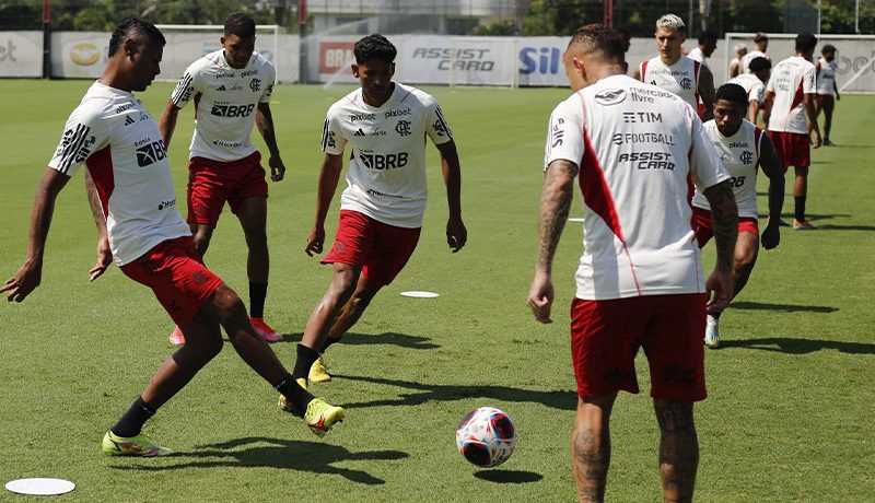 Flamengo entrena con seguridad reforzada tras mal momento.