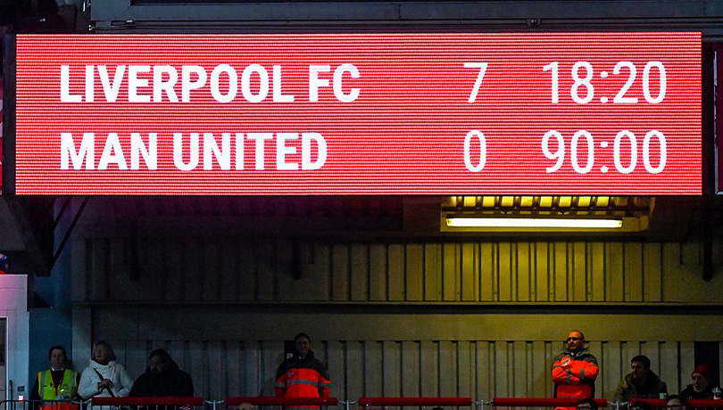 El Liverpool barre con el United en el clásico del noreste de Inglaterra.