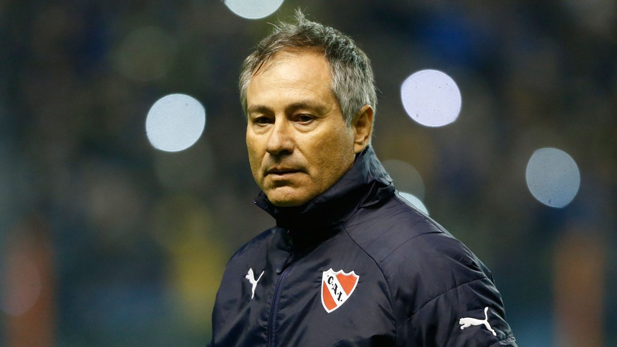 Gabriel Milito responsabiliza a Ariel Holan de parte de la crisis en Independiente.