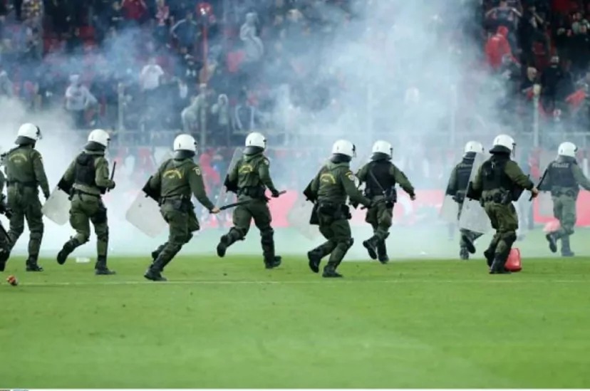 Incidentes duelo entre Olympiacos y AEK Atenas.