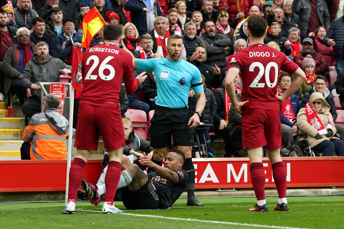 Juez asistente del Liverpool-Arsenal fue suspendido tras agresión contra Robertson.