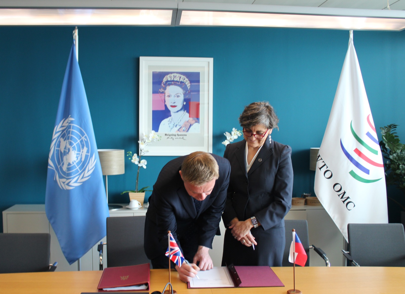 The Minister of Health signs a memorandum of cooperation in global health with the UK