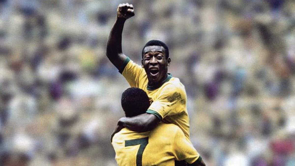 Pelé celebrando uno de sus goles con la camiseta de Brasil