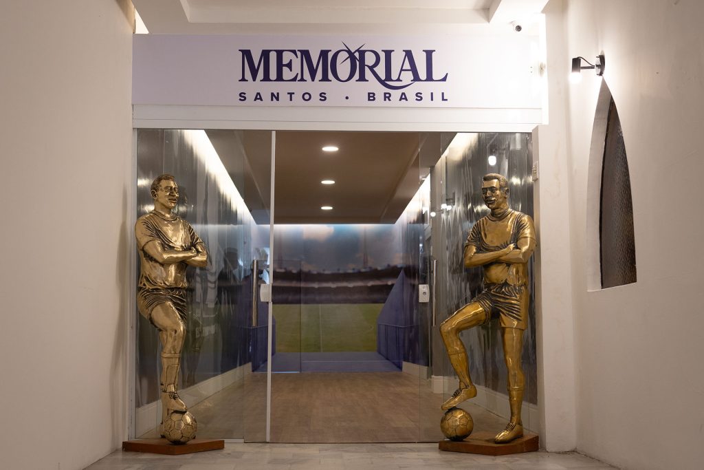 La entrada del mausoleo está custodiada por dos estatuas doradas de Pelé