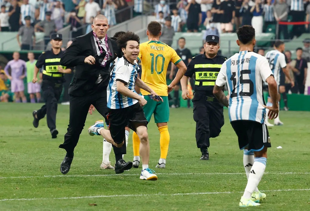 El aficionado chino conoció su sanción tras invadir el terreno de juego y abrazar a Messi.