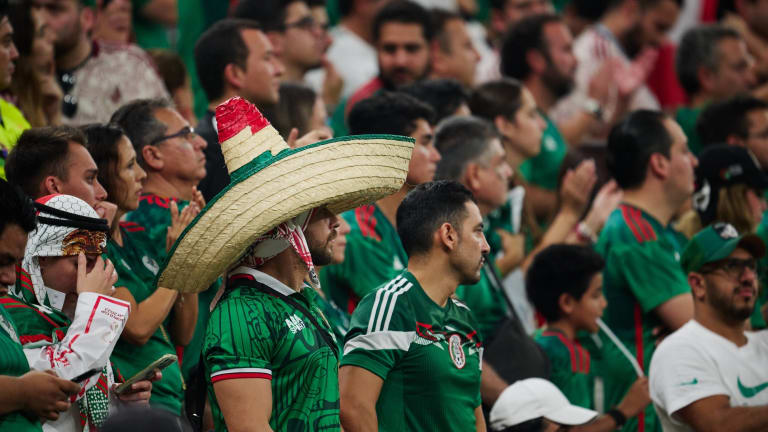 Afición mexicana vuelve con sus cánticos discriminatorios.
