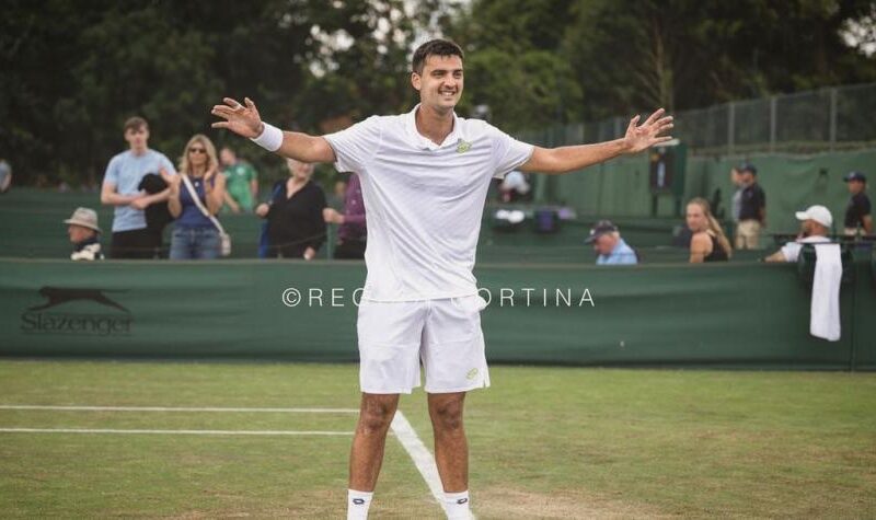 Tomás Barrios avanza a la segunda ronda de Wimbledon.