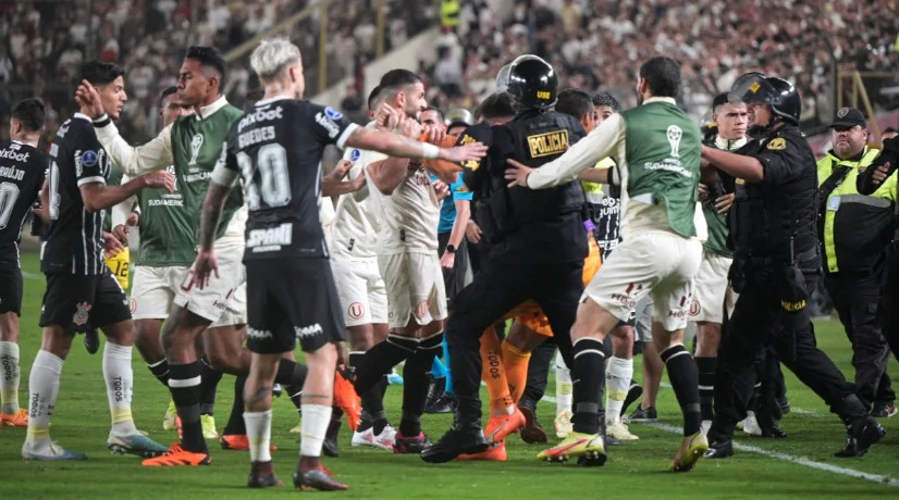 Universitario y Corinthians protagonizan duros enfrentamientos en la Sudamericana.