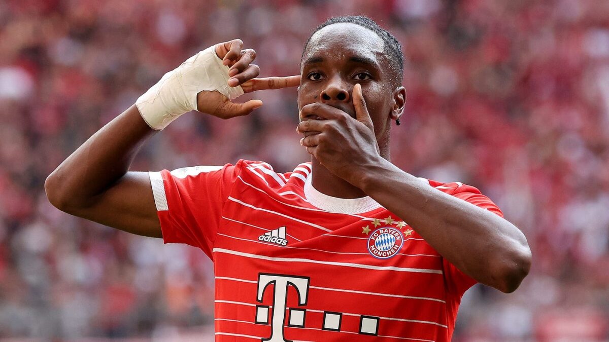 Bayern Múnich denuncia insultos racistas contra Mathys Tel.