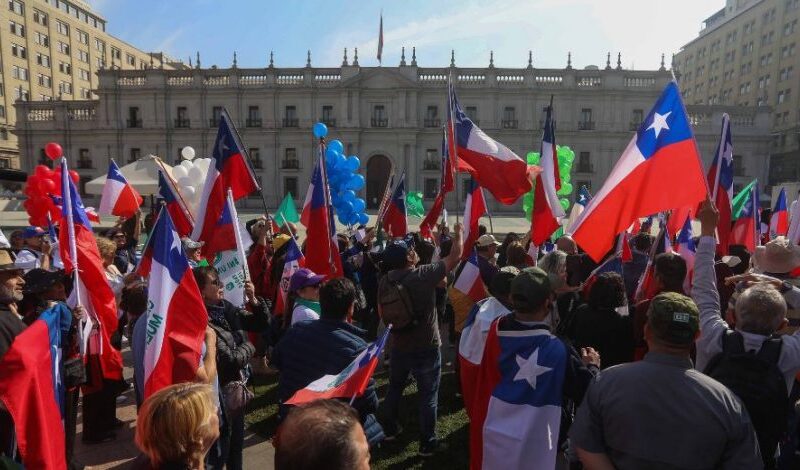 Carabineros resguarda marcha Palacio de La Moneda / Agencia Uno