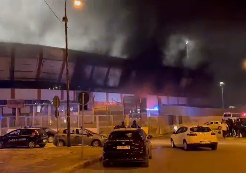 Hinchada visitante quema estadio del Taranto.