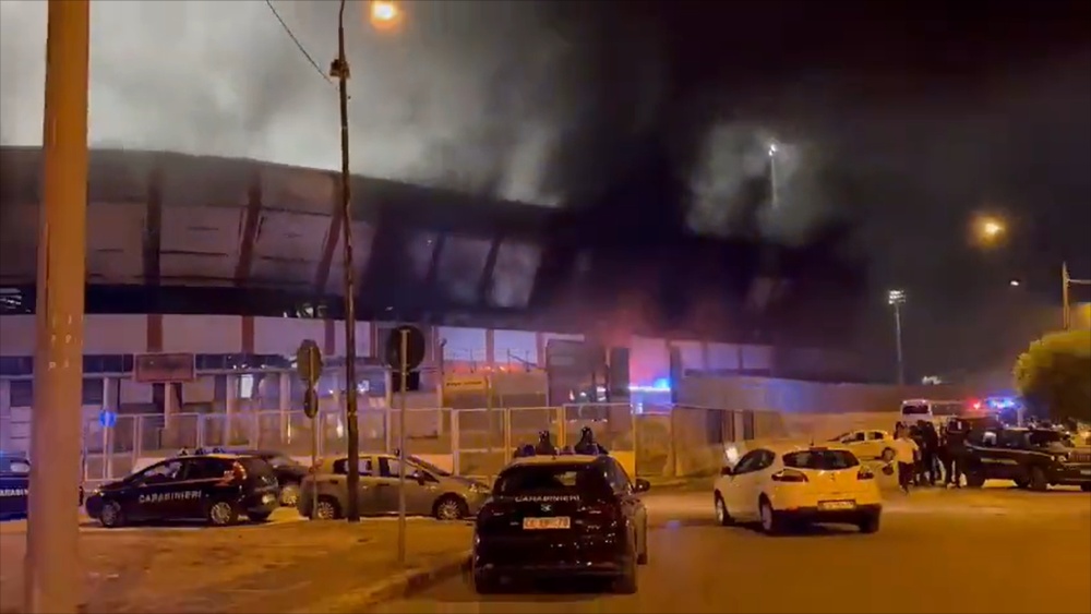 Hinchada visitante quema estadio del Taranto.