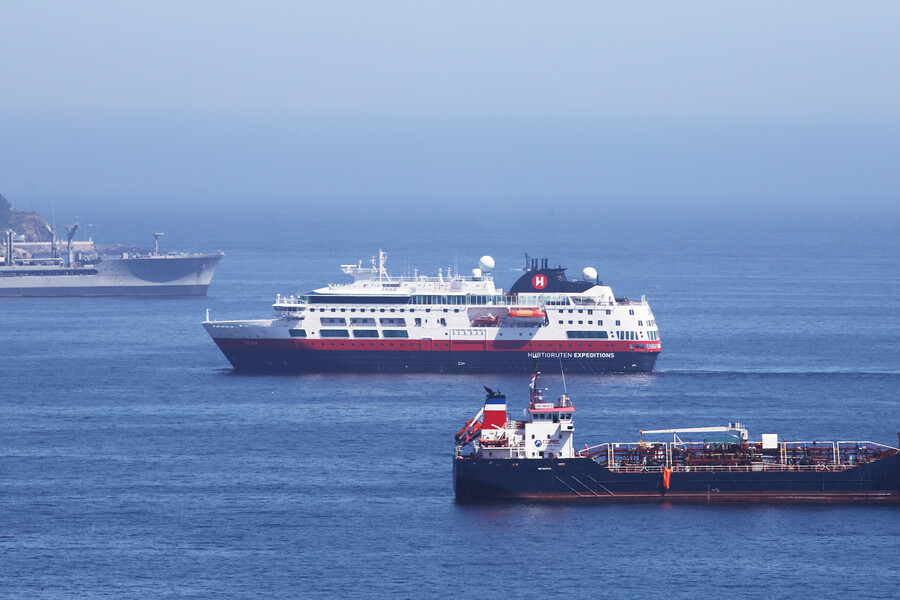 13 DE OCTUBRE DE 2023/VALPARAISO En el sitio tres de TPS recalo el crucero MS Fram, de bandera noruega y con capacidad para más 165 personas, es el primero de la temporada FOTO: MANUEL LEMA OLGUIN/AGENCIAUNO