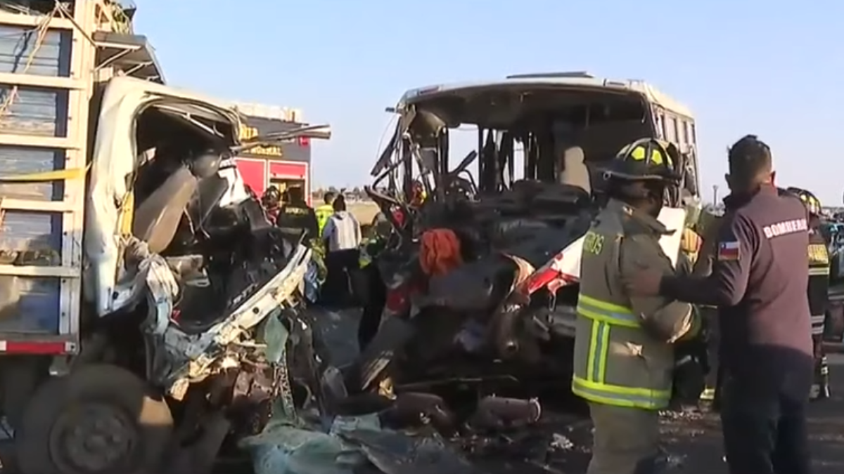 Dos fallecidos y una decena de heridos tras grave accidente de tránsito entre un camión y un bus