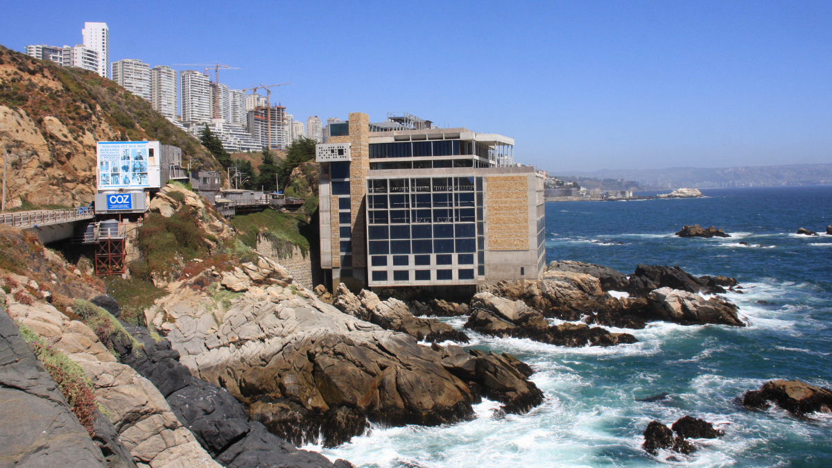 Hotel Punta Piqueros, ubicado en el borde costero de la región de Valparaíso.