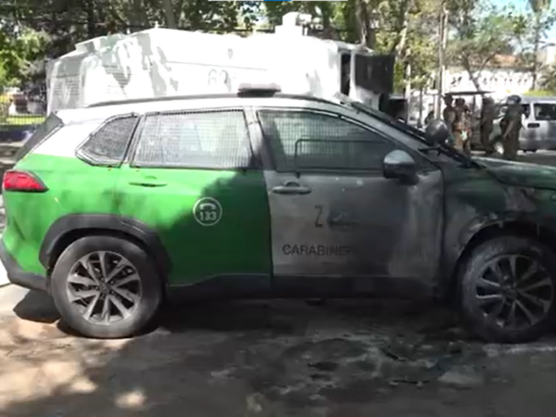 Queman vehículo policial fuera de la UMCE en Ñuñoa