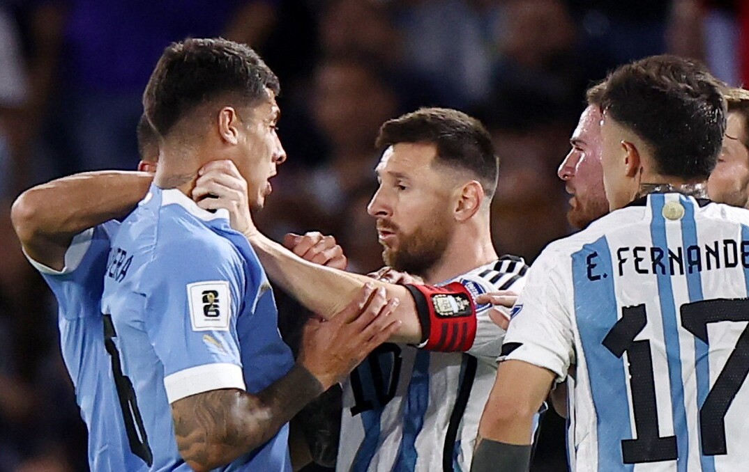 Leo Messi arremete contra los uruguayos.