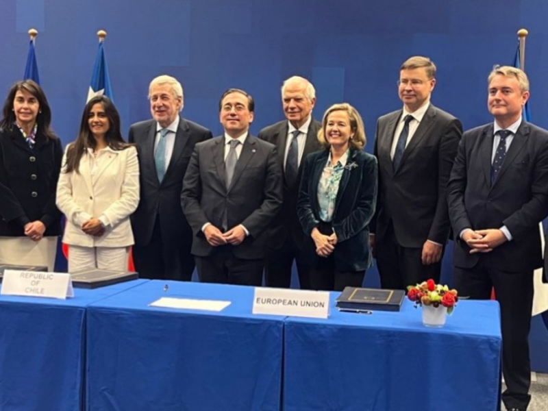 Chile y la Unión Europea firman acuerdo para modernizar su relación comercial.