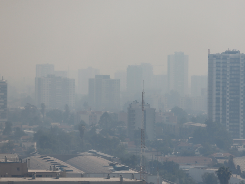 Presencia de humo en Santiago por incendio forestal