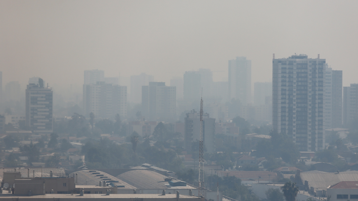 Presencia de humo en Santiago por incendio forestal