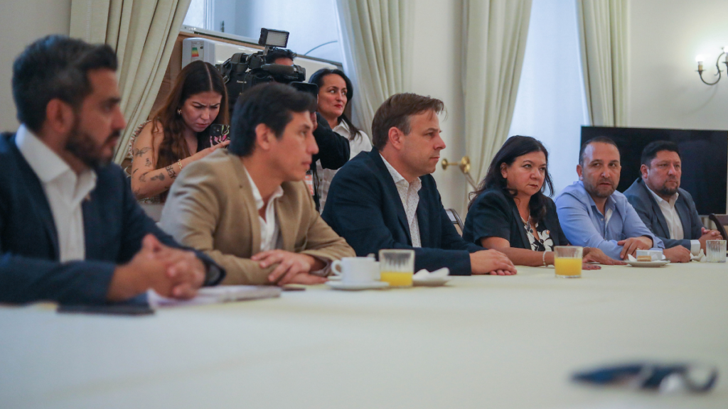 Alcaldes se reúnen con el subsecretario Monsalve en La Moneda por crisis de seguridad