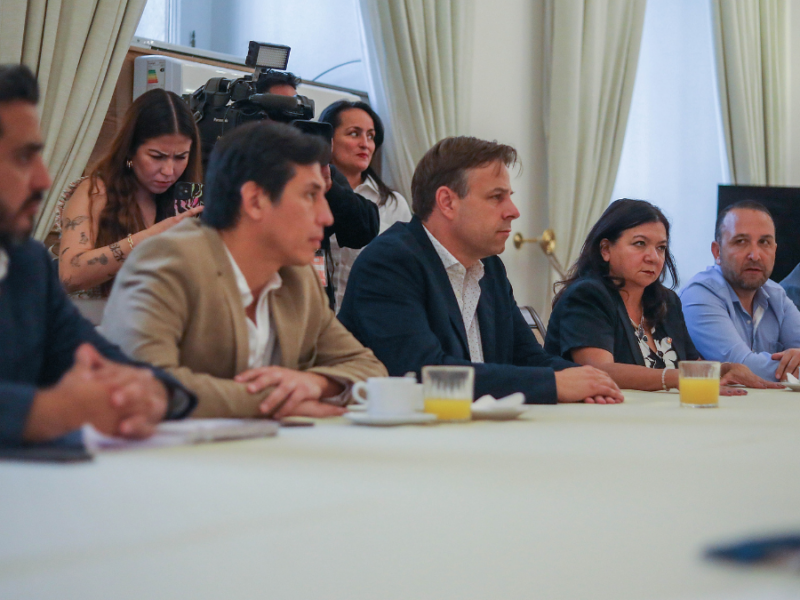 Alcaldes se reúnen con el subsecretario Monsalve en La Moneda por crisis de seguridad