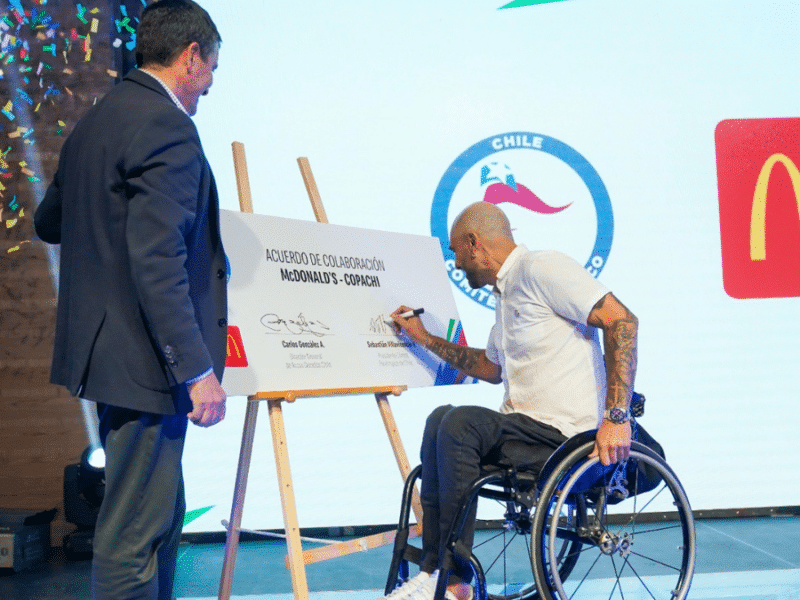 Arcos Dorados sella alianza con el Comité Paralímpico de Chile en el marco del concurso País Activo.