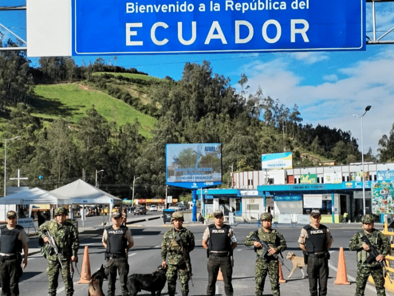 Colombia despliega 180 militares en la frontera con Ecuador por la situación de inseguridad.