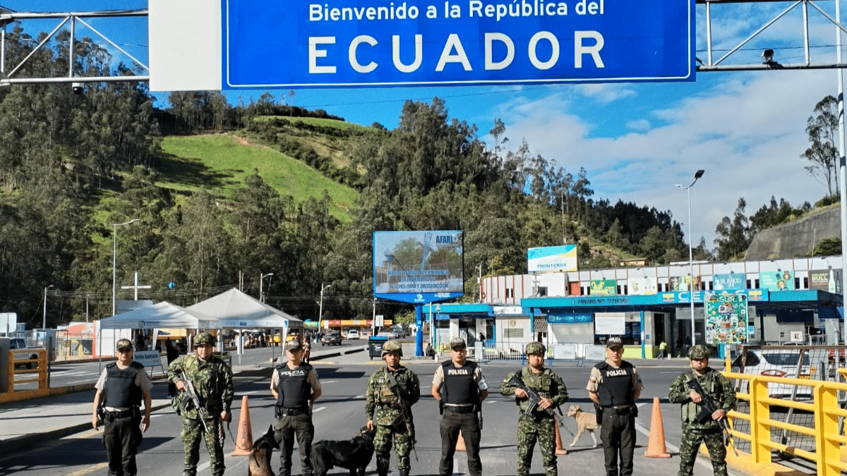 Colombia despliega 180 militares en la frontera con Ecuador por la situación de inseguridad.