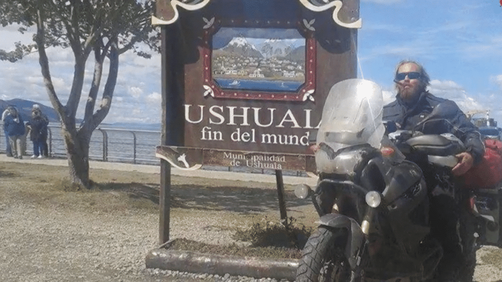 Motoquero chileno muere tras ser alcanzado por un rayo en Bolivia.