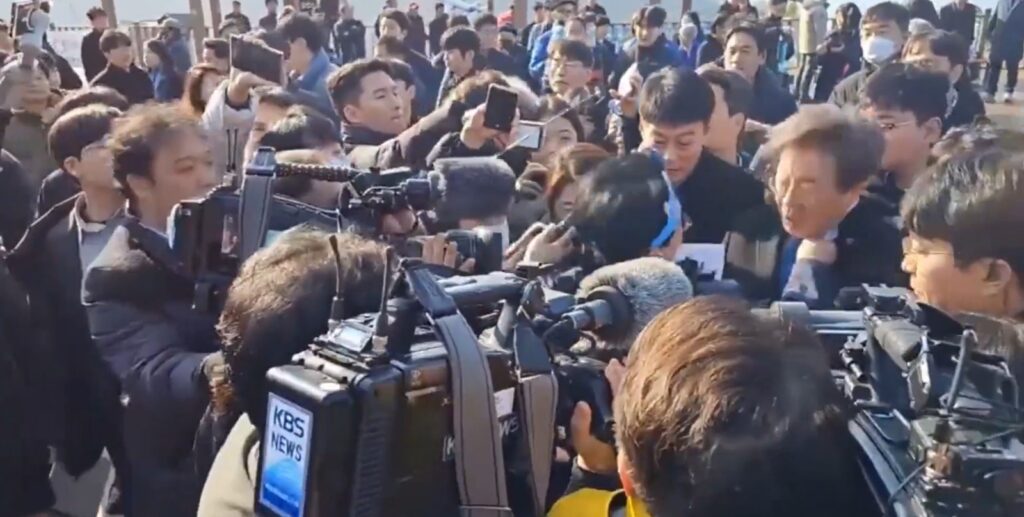 Apuñalamiento a Lee Jae-myung, líder opositor de Corea del Sur / Captura de pantalla