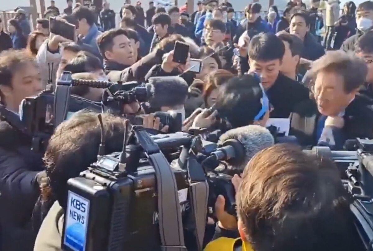 Apuñalamiento a Lee Jae-myung, líder opositor de Corea del Sur / Captura de pantalla