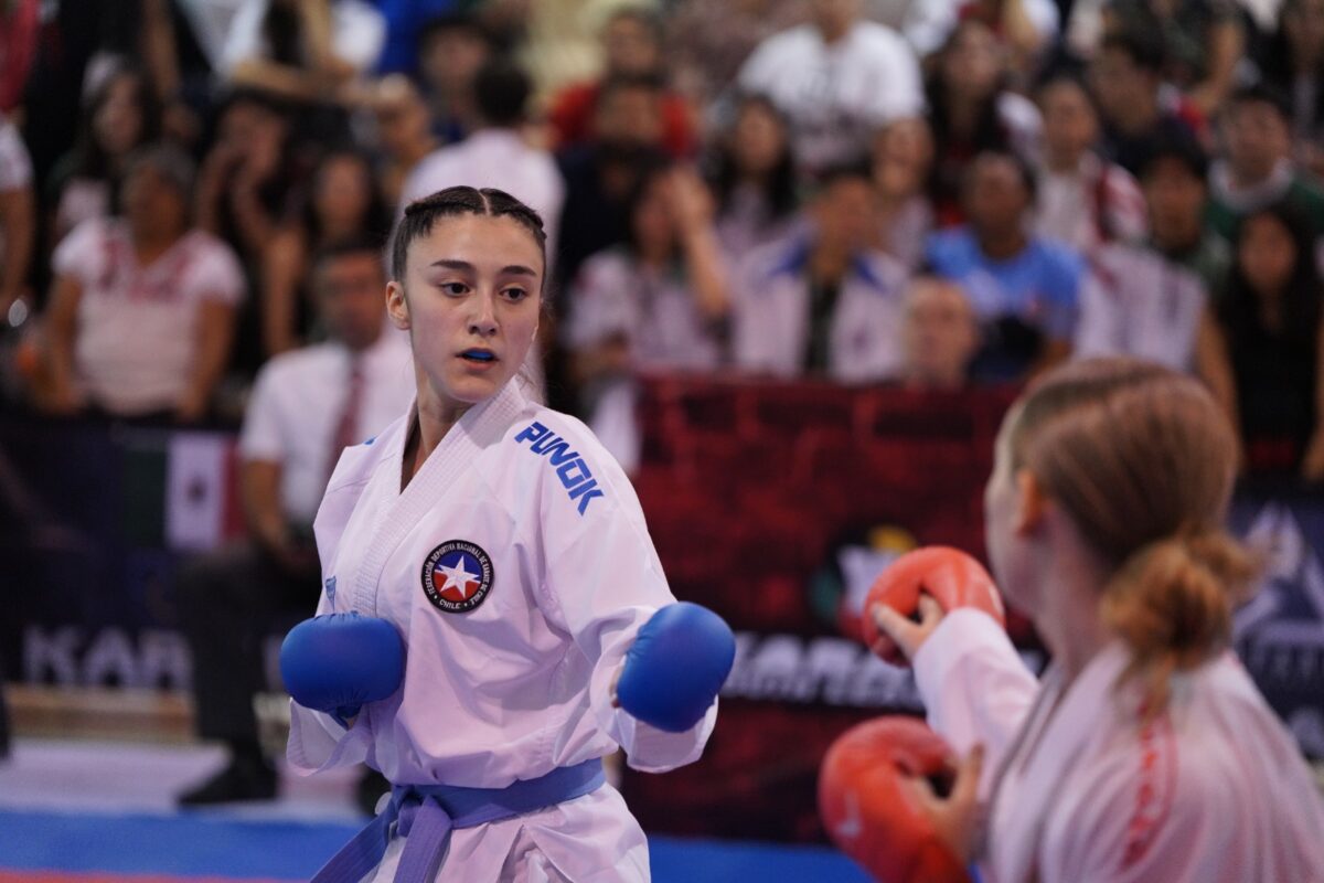 La joven karateca necesita apoyo económico para competir.
