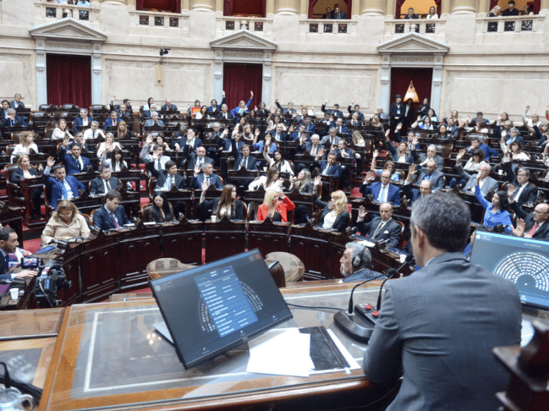 Diputados de oposición abandonaron el debate en el Congreso de Argentina por la represión en las manifestaciones