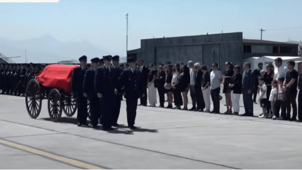 Aterriza el avión que trae los restos del expresidente Piñera (2)