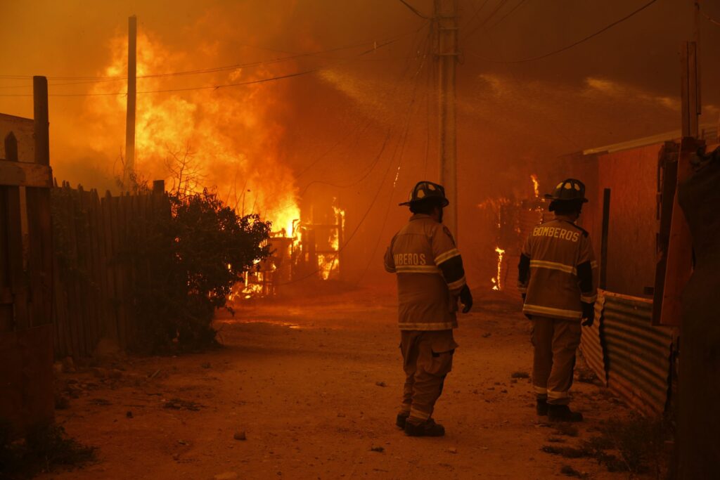 Bomberos en incendios forestales Región de Valparaíso - Agencia Uno