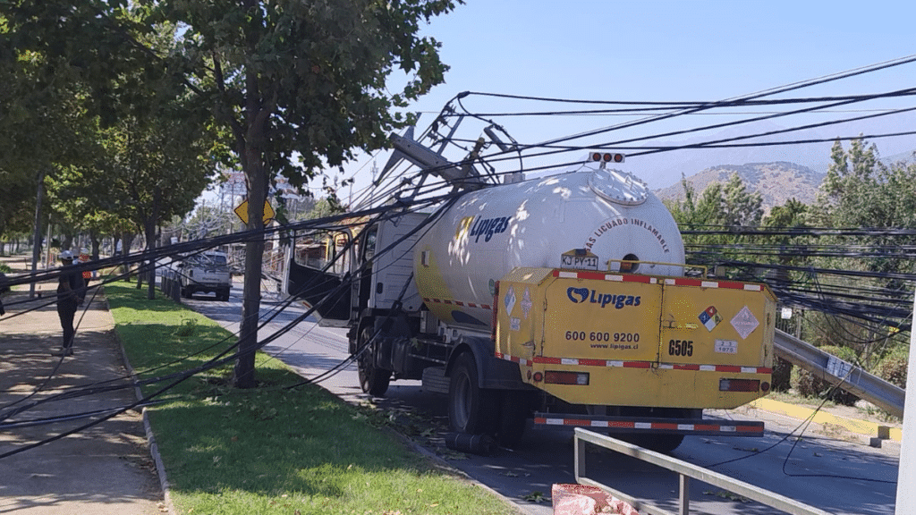 Camión derribó 11 postes del alumbrado público en Puente Alto.