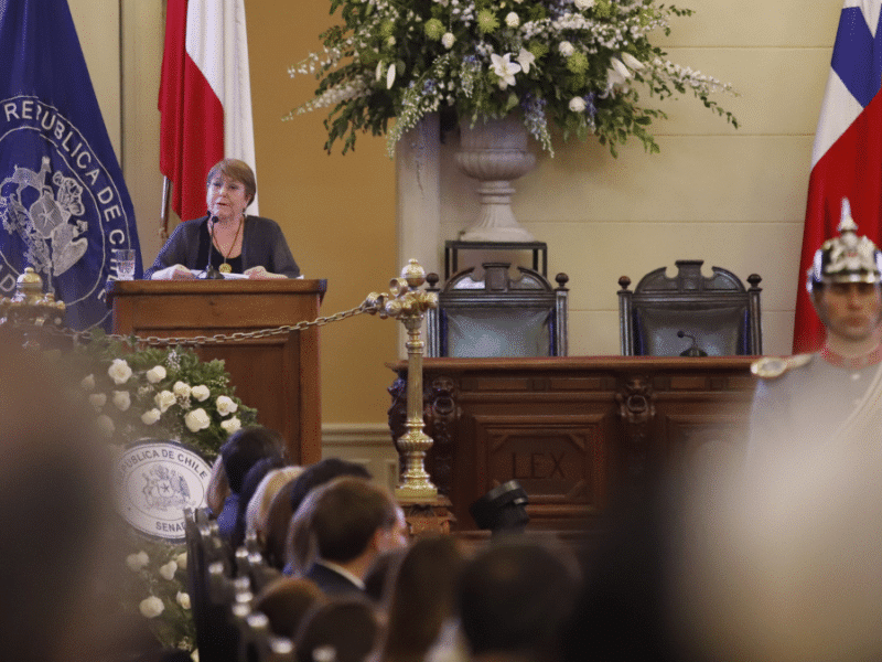Michelle Bachelet rinde homenaje a expresidente Sebastián Piñera.