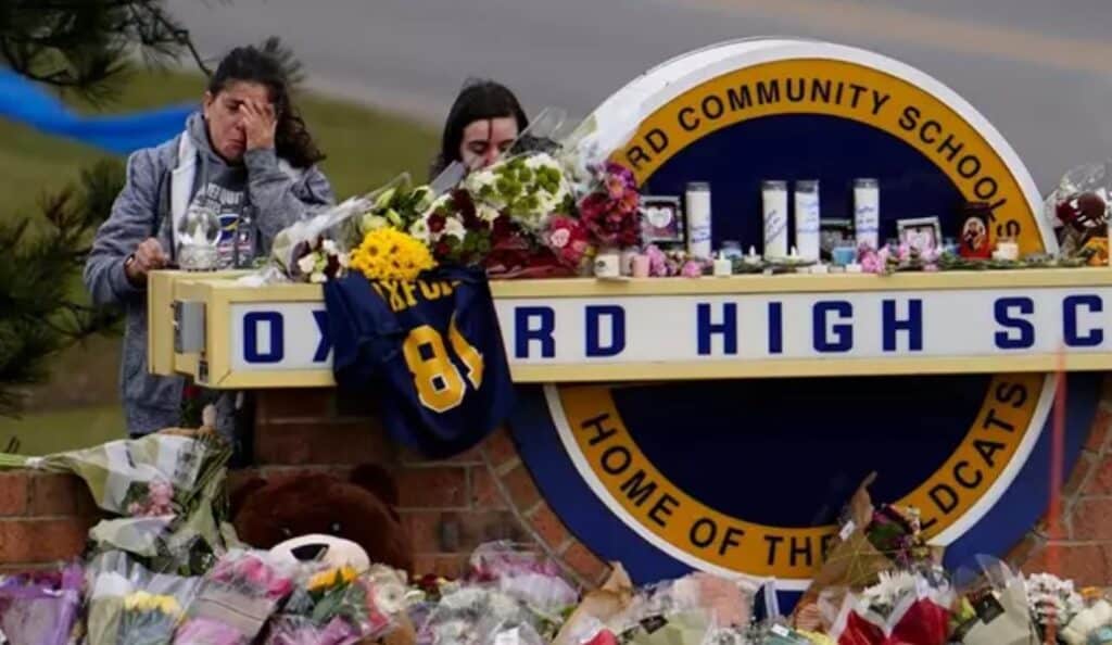 Un memorial tras el tiroteo en el Oxford High School, en Michigan - Europa Press