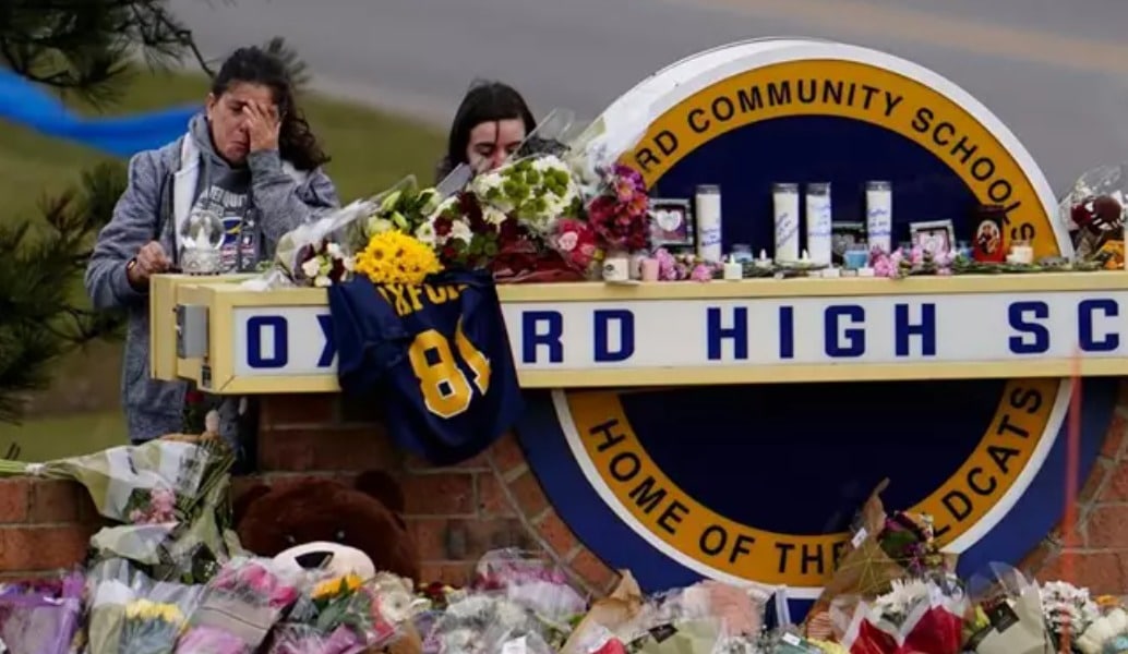 Un memorial tras el tiroteo en el Oxford High School, en Michigan - Europa Press