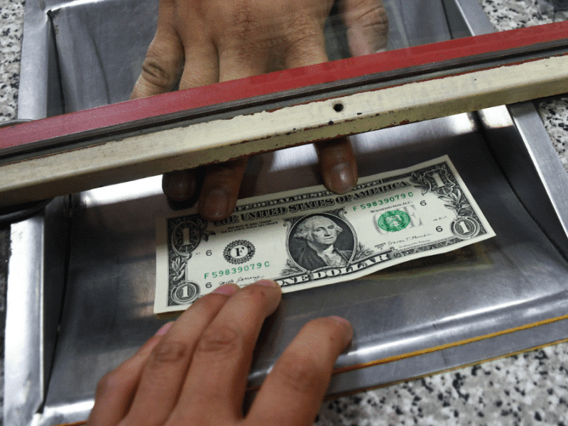 Dólar en Chile registra “escasos movimientos bajistas” en las primeras operaciones de este martes 20 de febrero
